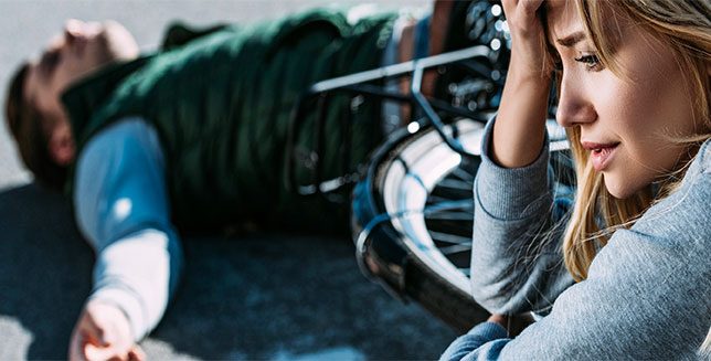 Jeune femme près d’un ami décédé sur la route