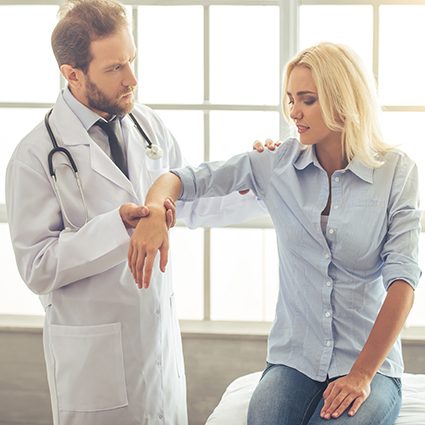 Médecin-expert qui examine une patiente accidentée. Léo Ciochetti, avocat des victimes d'accident, Paris.