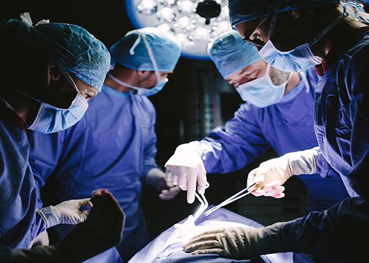 Faute du chirurgien pendant une opération. Léo Ciochetti, avocat erreurs médicales, Paris.