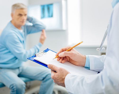 Médecin-expert qui rédige le rapport d’un patient. Léo Ciochetti, avocat des victimes d'accidents médicaux, Paris.